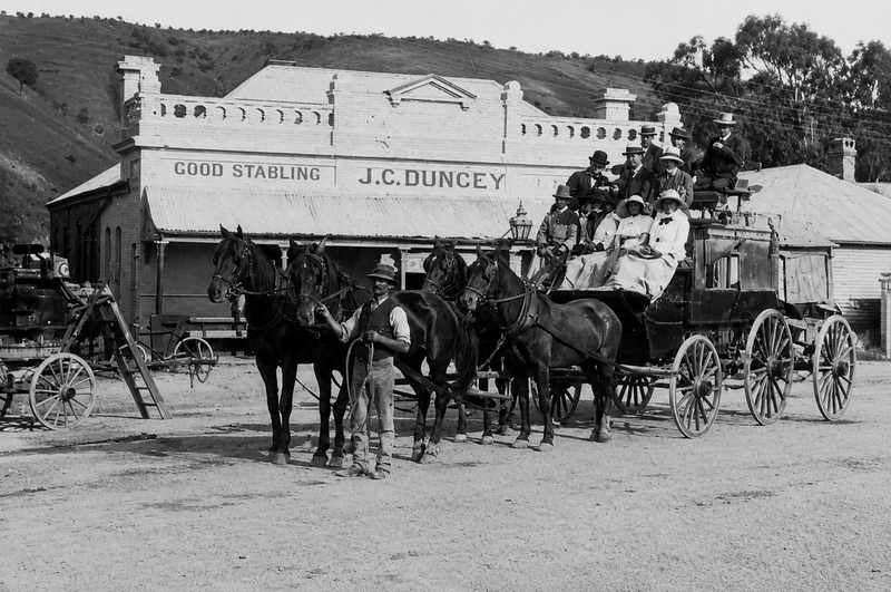 A coach drawn up outside the Horseshoe Hotel, 1913