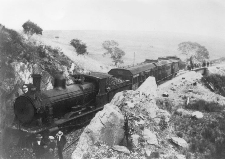Derailed locomotive at Pedler's Creek bridge, May 1925